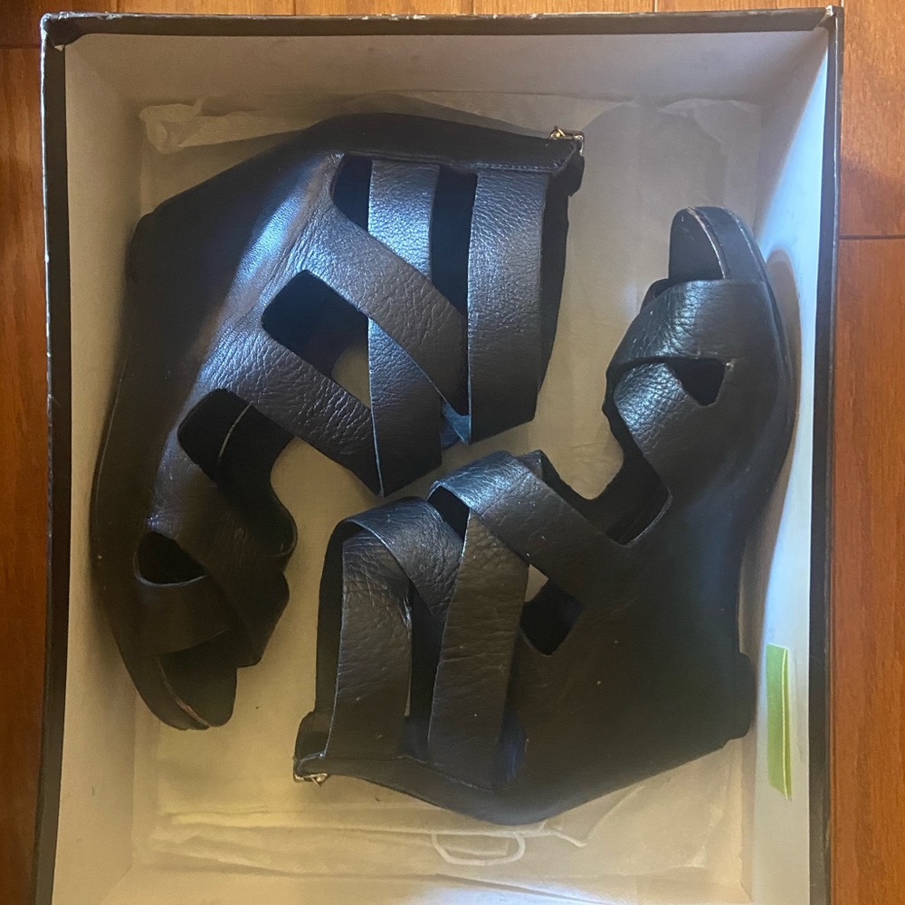 V comfortable black leather platform wedges, back zip, used good condition